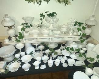 THE FIRST TABLE OF A HUUUUGE MILKGLASS COLLECTION!