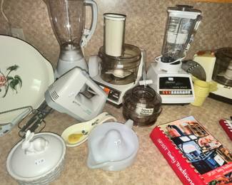 PAIR OF GE FOOD PROCRESSORS, OSTER BLENDER, HAND MIXER
