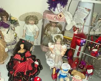 LOTS OF COLLECTOR DOLLS