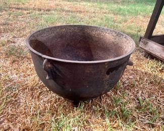 NICE ANTIQUE CAST IRON WASH KETTLE!