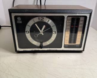 General Electric Vintage AM/FM Clock Radio