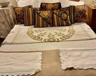 A white cover with bedspread with pillows and pillows -decorative pillows