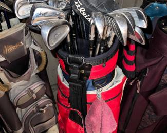Set of Titleist golf clubs and bag