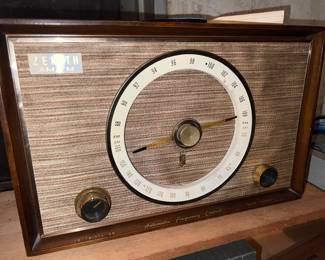 Vintage Zenith AM/FM tabletop tube radio