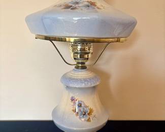 Ceramic "Gone With The Wind" hurricane lamp