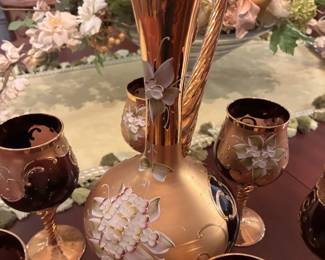 Closer detail view of the Murano 24k hand blown decanter