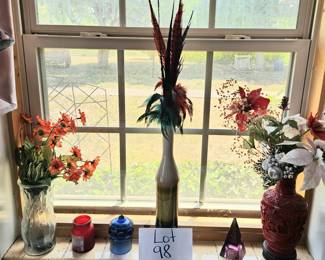 Lot 98 Assorted vases decor