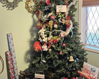 Lot 147 Christmas tree, wrapping, decor