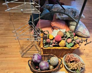 Lot 154 Fruit decor metal stand
