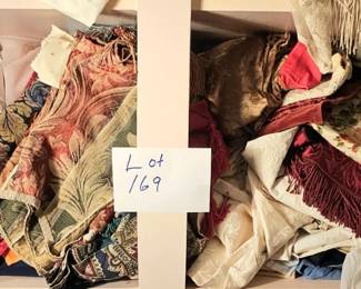 Lot 169 Assorted linens