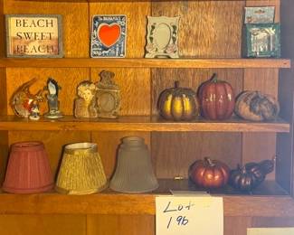 Lot 196 Assorted decor