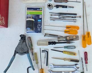 Lot 16 Wrenches, screwdrivers, etc