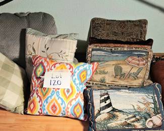 Lot 120 Throw pillows