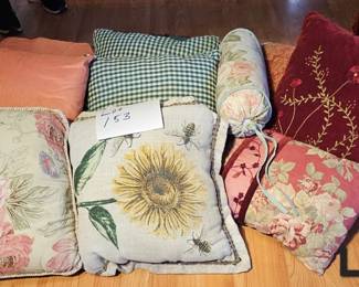 Lot 153 Throw pillows