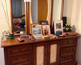Lot 214 Triple dresser, mirror contents