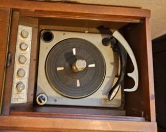 Lot 173 Vintage turntable detail