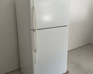GE Top-Freezer Refrigerator
