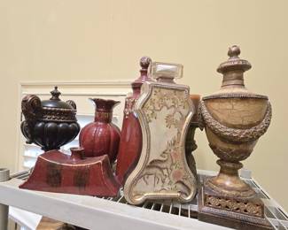 Decorative ceramic vases and urns, mixed lot of 5
