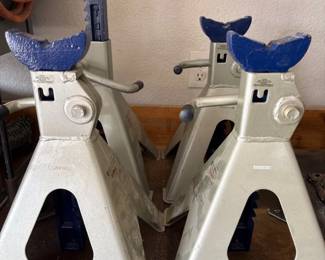 A Pallet Jack That Needs Some TLC
