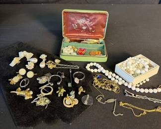 costume jewelry 