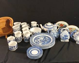 H. Gereis Collapsible Basket Churchill Blue Willow Staffordshire Teapots