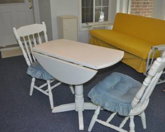 Small Round with Two Chairs 