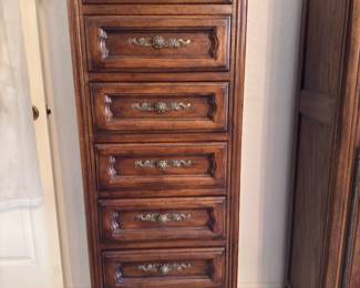 Drexel Heritage Cabernet Collection Jewelry / Lingerie Chest of Drawers