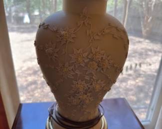 Pretty Vintage Flower Relief Lamp