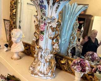 Beautiful single old Paris Vasw handpainted with flowers and gold enamel paint no chips in mint condition 