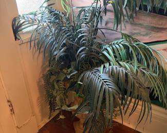 Beautiful decorator urn on stand with silk fern decoration 