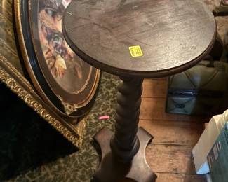 Walnut Victorian pedestal with round top and flared feet 