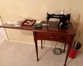 SINGER SEWING MACHINE W/CABINET