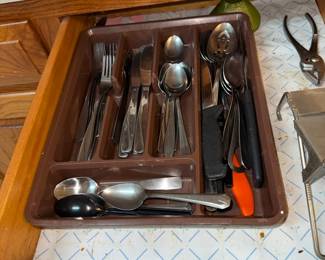 FLATWARE (MIXED W/KITCHEN UTENSILS)