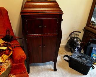 EARLY SALE. ANTIQUE WIND UP PHONOGRAPH. $125. AS IS.