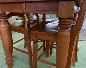 Traditional Style Dining Table and Chair Set