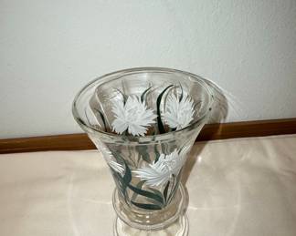 Vintage Hand-Painted Floral Glass Vase with Daisies