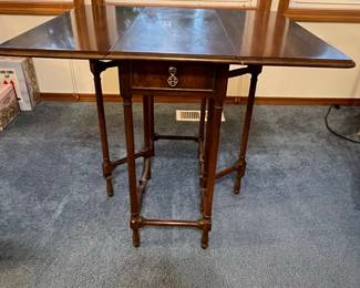 George III Style Mahogany Spider Leg Drop-Leaf Gateleg Table