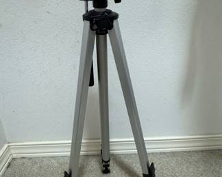 Vivitar VPT-120 Deluxe Lightweight Video-Photo Tripod