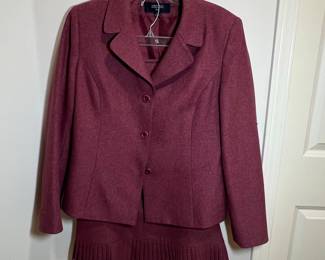 Le Suit 2 Piece Skirt Suit