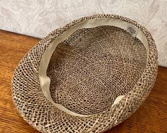 Vintage Woven Straw Flat Cap with Carmesim Bow Tie Detail