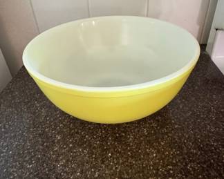 Pyrex Primary Color Mixing Bowl (Yellow, 4-Quart)