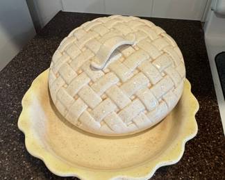 Pfaltzgraff Village Basket Weave Pie Keeper