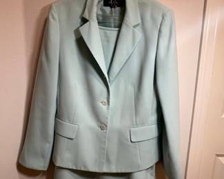 Jones Wear Women's Two-Piece Mint Green Skirt Suit