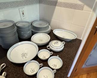 Noritake China 'Bluebell' Dinnerware Set