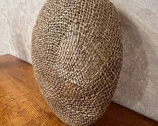 Vintage Woven Straw Flat Cap with Carmesim Bow Tie Detail