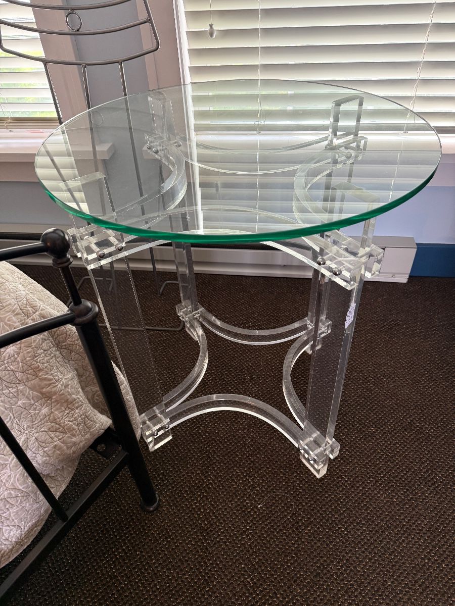 Lucite and glass top mode century modern table. Like new condition.
