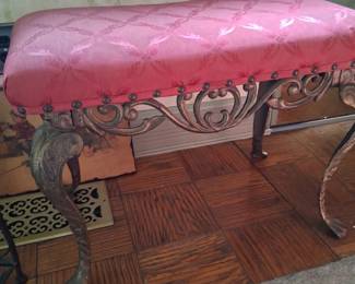UPOLSTURED SITTING BENCH