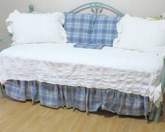 Trundle daybed with linens