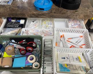 office supplies / syringes/needles