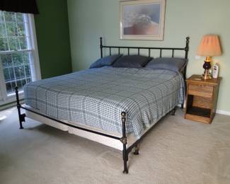 Did you really think that the Umbrella Tree was going to have umbrella's? Brand new King Bed